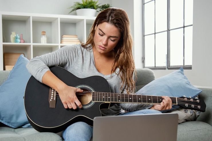 Foto gratuito mujer tocando la guitarra