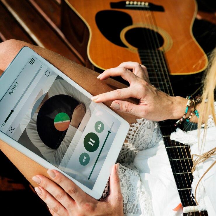 Foto gratuito mujer tocando música en tableta