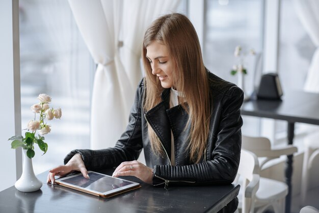 Mujer tocando la pantalla de una tablet