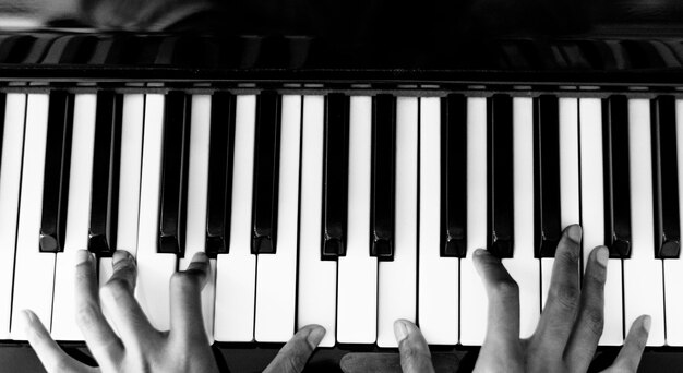 mujer tocando el piano