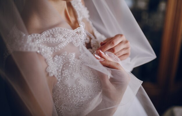 Mujer tocando su vestido de boda