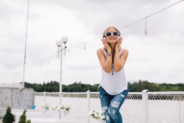 Mujer tocando sus auriculares