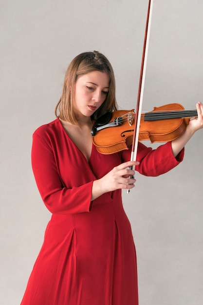 Mujer tocando el violín