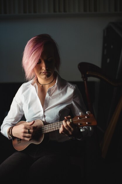 Mujer, tocar una guitarra