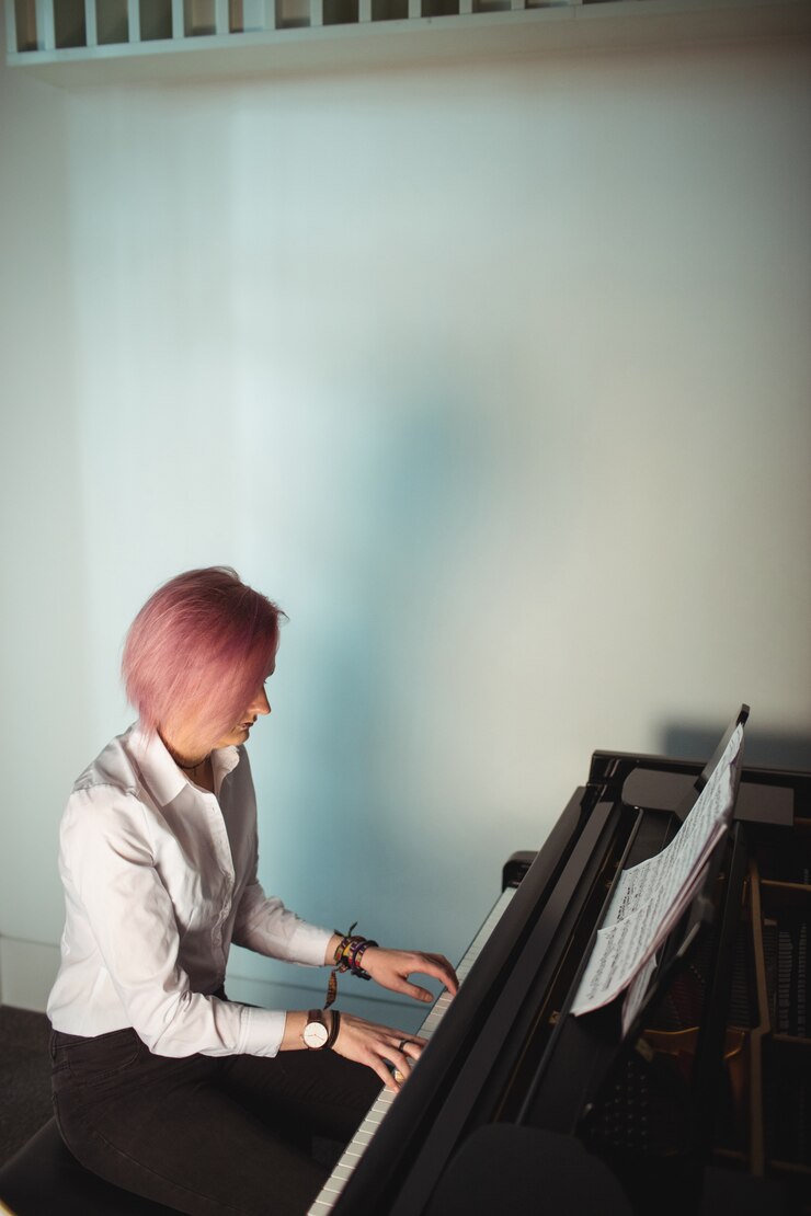 Foto gratuito mujer, tocar un piano