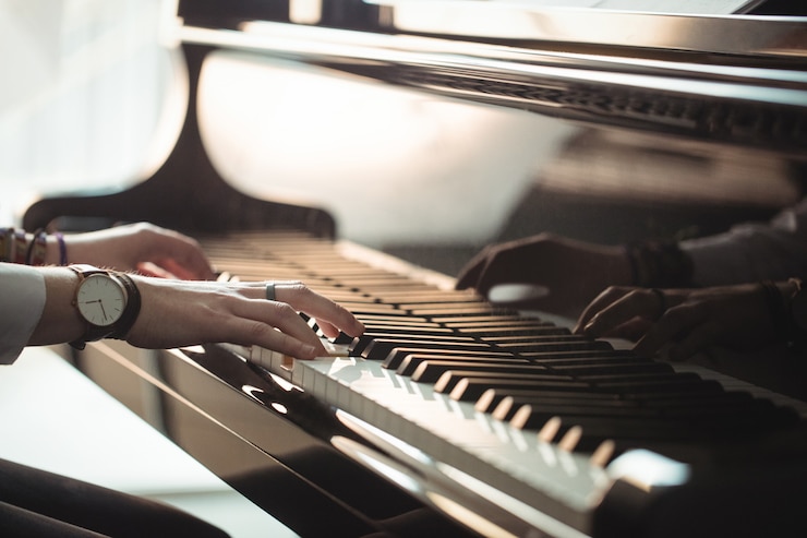 Foto gratuito mujer, tocar un piano