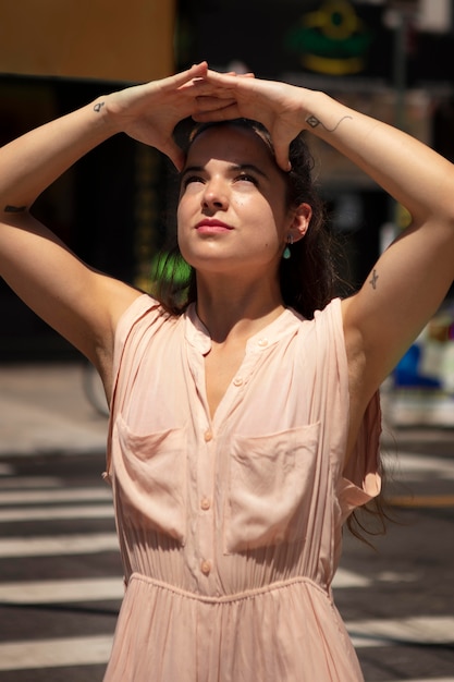 Foto gratuita mujer tolerando la ola de calor al aire libre