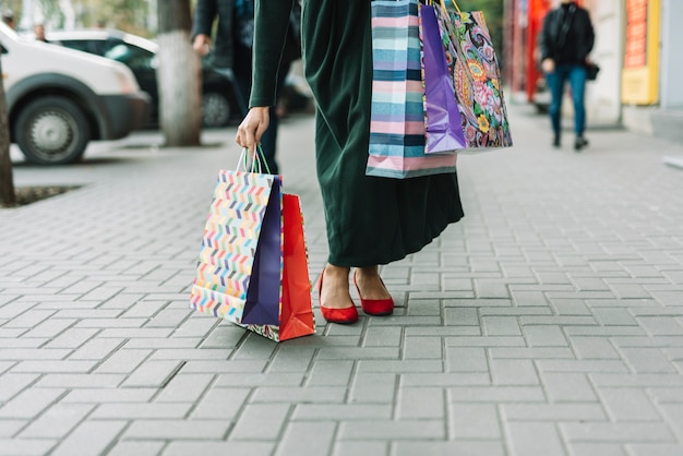 Mujer, toma, bolsas, en, calle