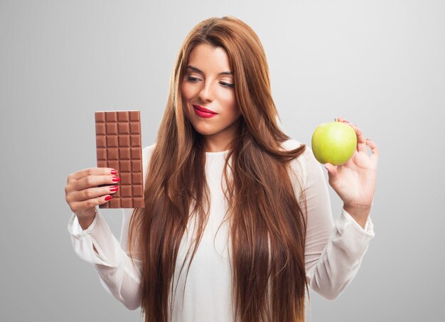 Mujer de toma de decisiones de alimentos