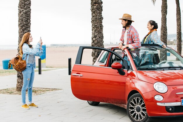 Mujer, toma, imagen, de, pareja, en coche