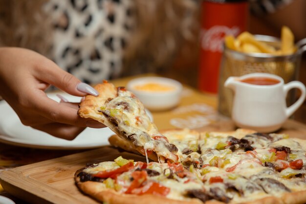 Mujer toma una porción de pizza