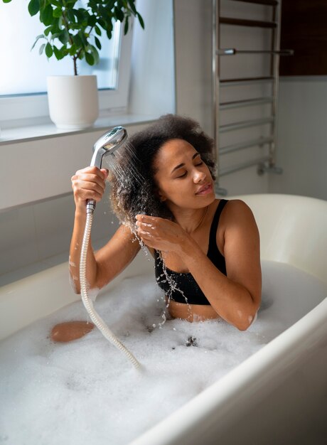 Mujer tomando baño de tiro medio