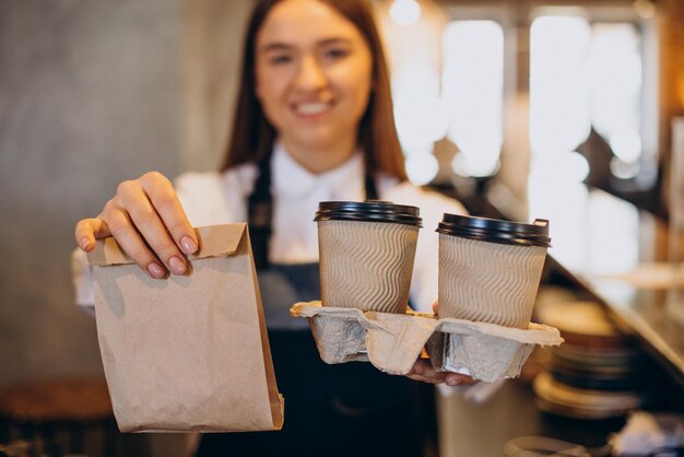 Mujer tomando bebidas de café en una cafetería.