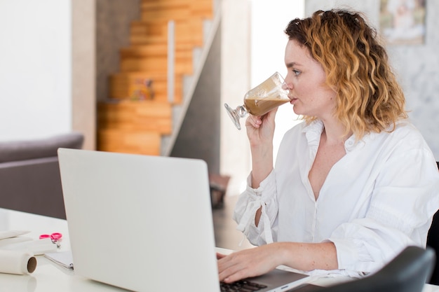 Foto gratuita mujer tomando café en casa