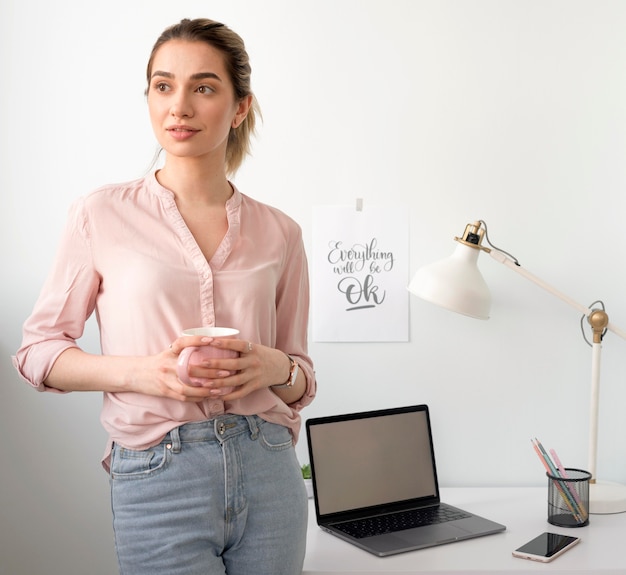 Mujer tomando café en el descanso de trabajo