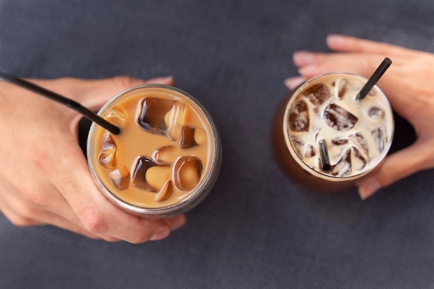 Mujer tomando un café helado afuera