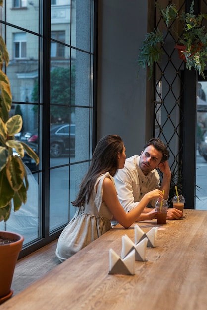 Mujer tomando un café helado afuera