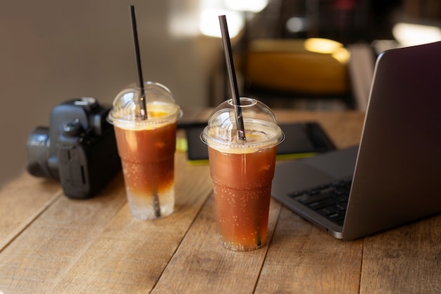 Foto gratuita mujer tomando un café helado afuera