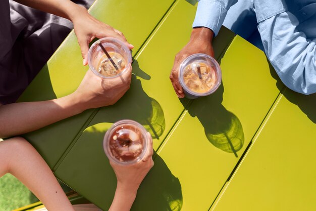 Foto gratuita mujer tomando un café helado afuera