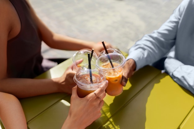 Foto gratuita mujer tomando un café helado afuera