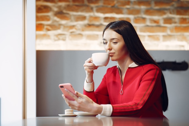 Mujer tomando café en la mañana en el restaurante