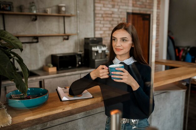 Mujer tomando café durante una reunión