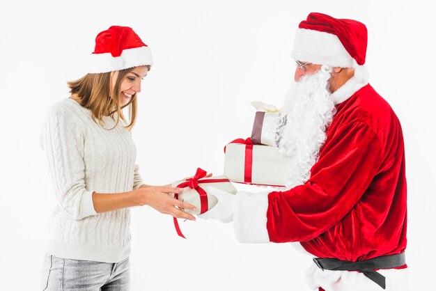 Mujer tomando caja de regalo en santa claus