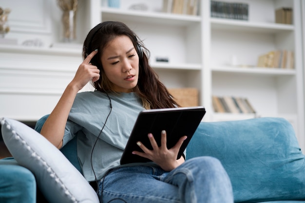 Foto gratuita mujer tomando cursos de e learning