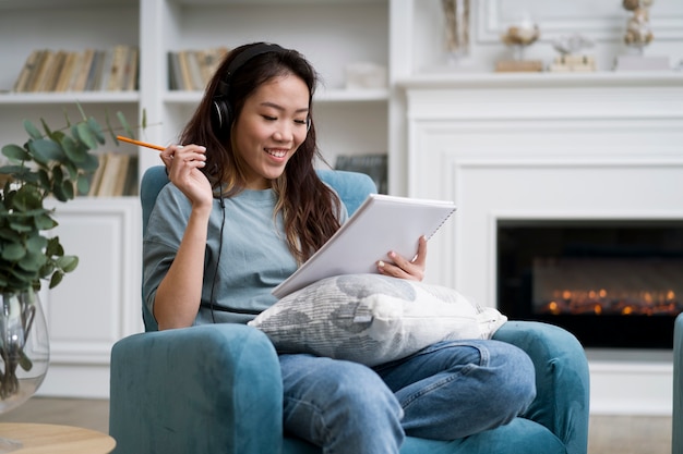 Foto gratuita mujer tomando cursos de e learning