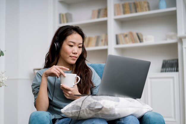 Mujer tomando cursos de e learning