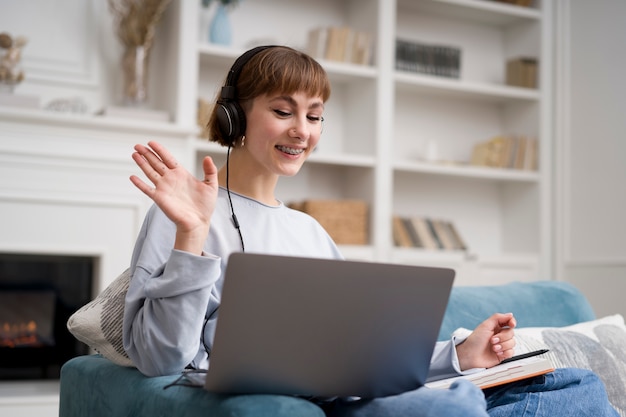 Mujer tomando cursos de e learning