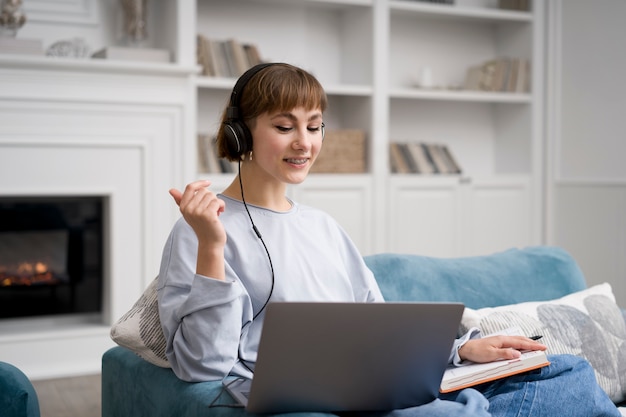 Mujer tomando cursos de e learning