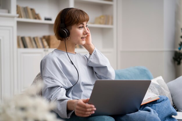 Mujer tomando cursos de e learning