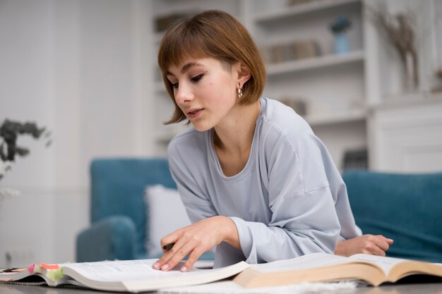 Mujer tomando cursos de e learning