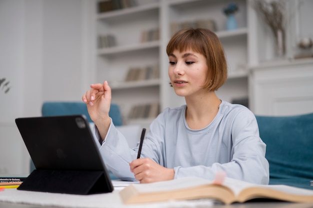 Foto gratuita mujer tomando cursos de e learning