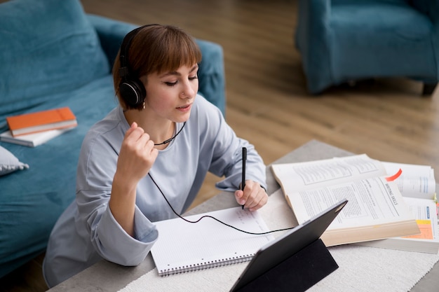 Mujer tomando cursos de e learning