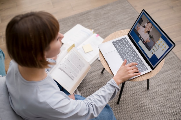 Mujer tomando cursos de e learning