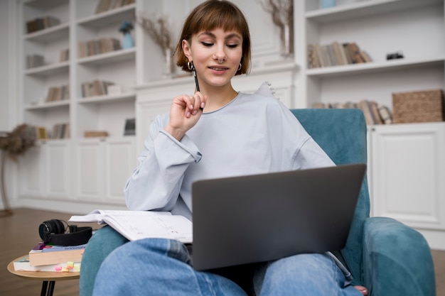 Mujer tomando cursos de e learning