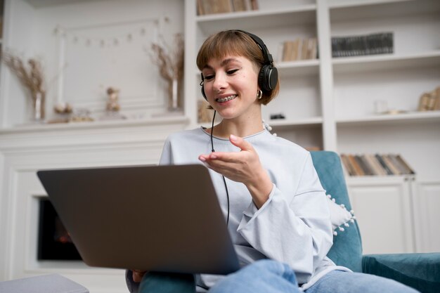 Mujer tomando cursos de e learning