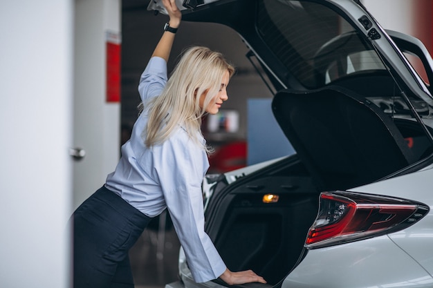 Mujer tomando la decisión de comprar un coche.