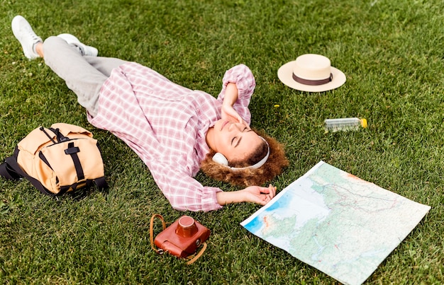 Mujer tomando un descanso después de viajar al aire libre