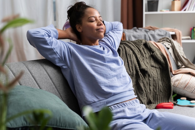 Mujer tomando un descanso de la limpieza de la casa