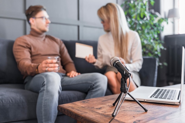 Foto gratuita mujer tomando entrevista