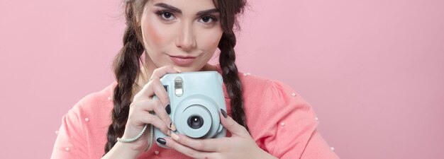 Mujer tomando foto con cámara