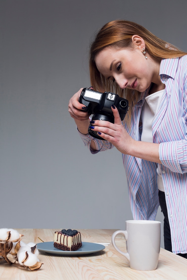Foto gratuito mujer tomando una foto de comida con cámara profesional