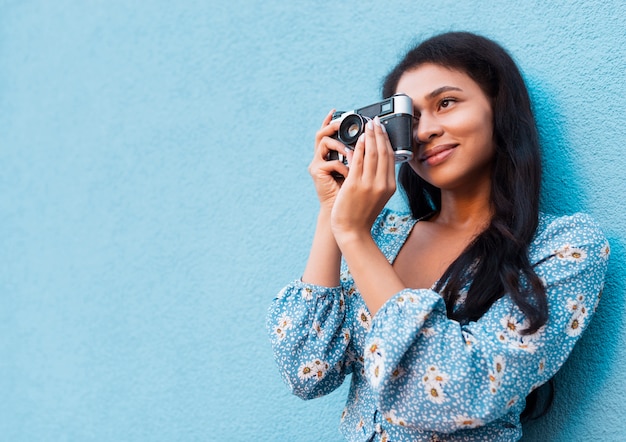 Foto gratuita mujer tomando una foto con copia espacio