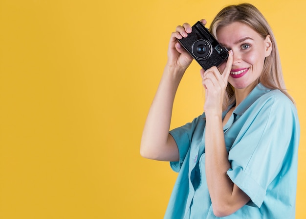 Mujer tomando una foto copia espacio