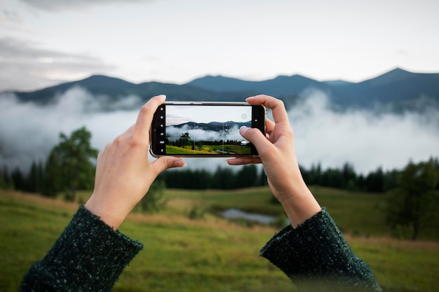 Mujer tomando una foto del entorno rural