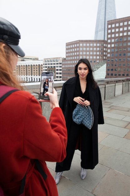 Mujer tomando foto de influencer en un puente