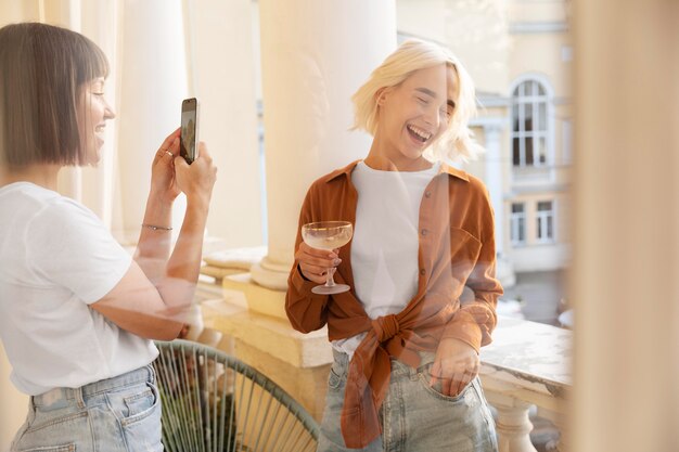 Mujer tomando una foto de su amiga